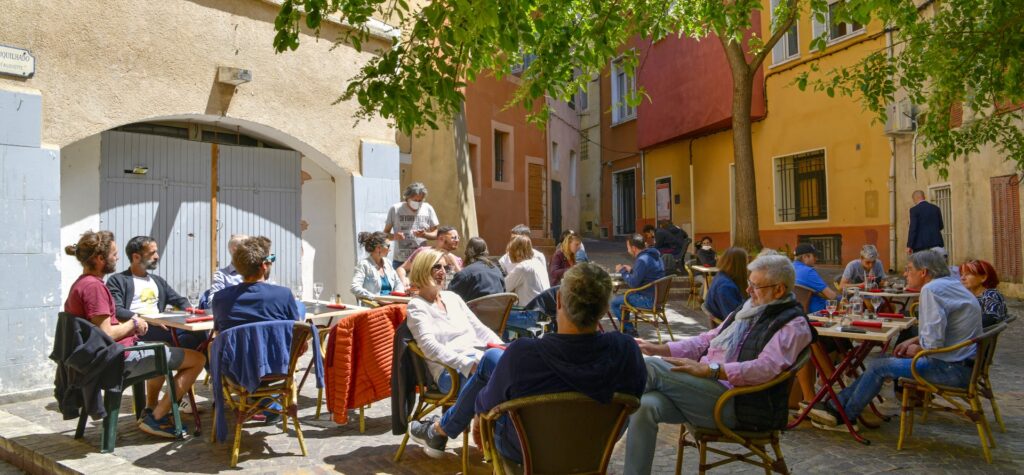La terrasse du Borsalino sur la place de l'Alouette, derrière la mairie d'Aubagne (bd Jean Jaurès)